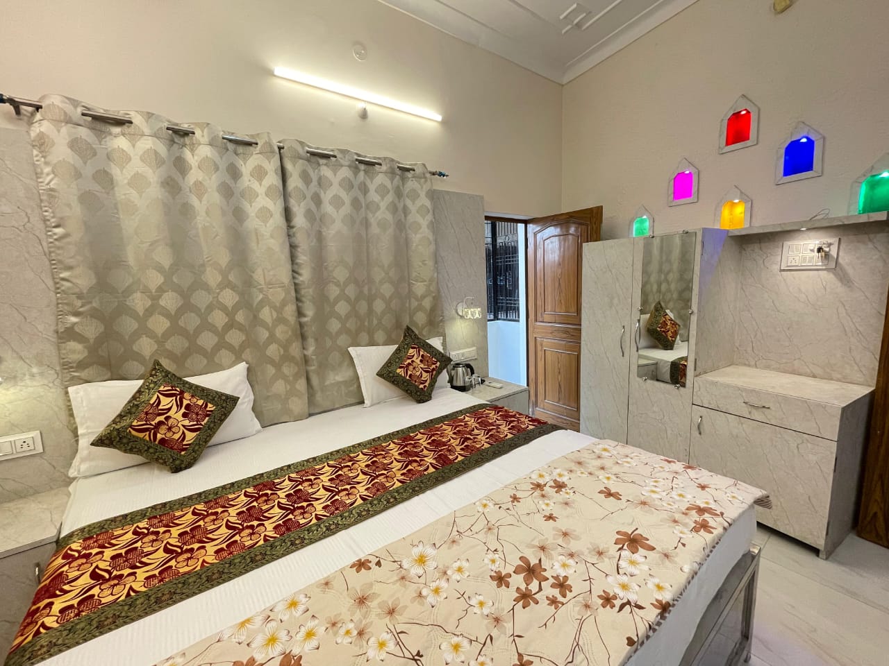 Kashi Ganga Ghat Guest House - Image 1