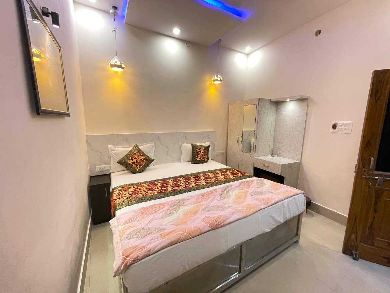 Kashi Ganga Ghat Guest House - Image 3