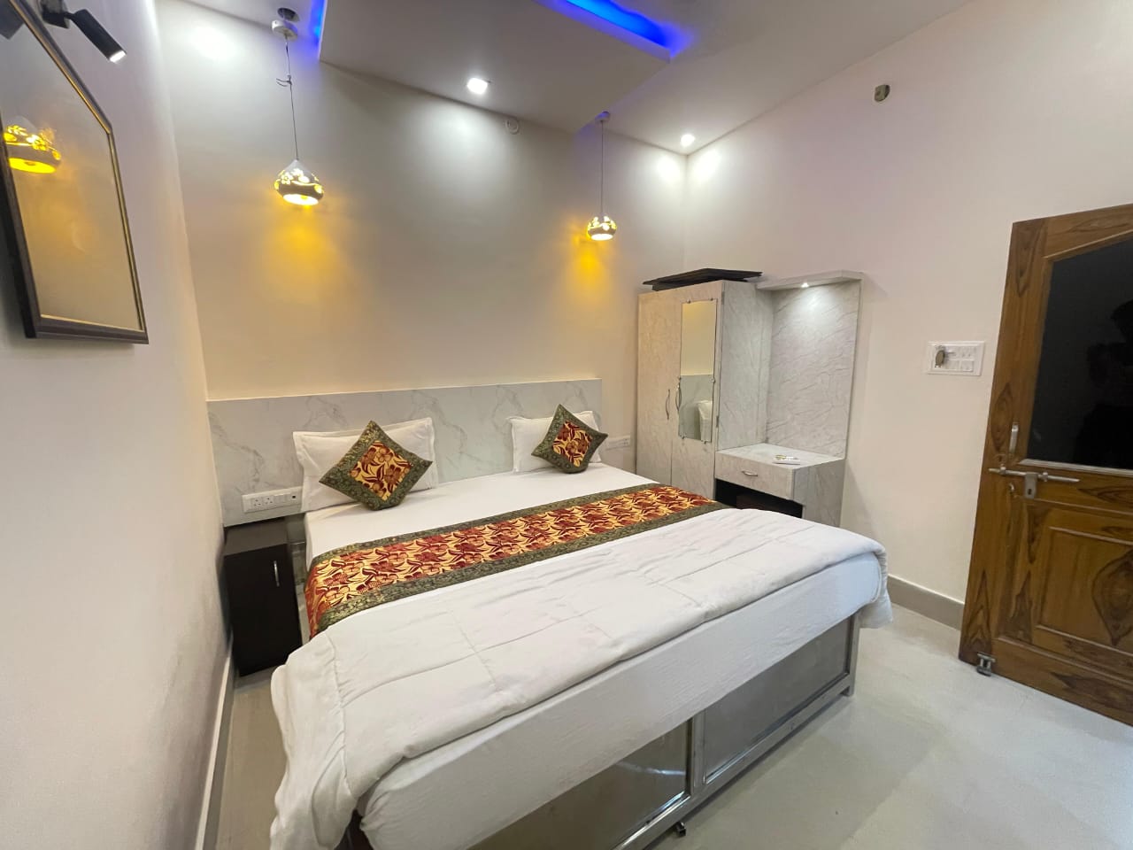 Kashi Ganga Ghat Guest House - Image 7