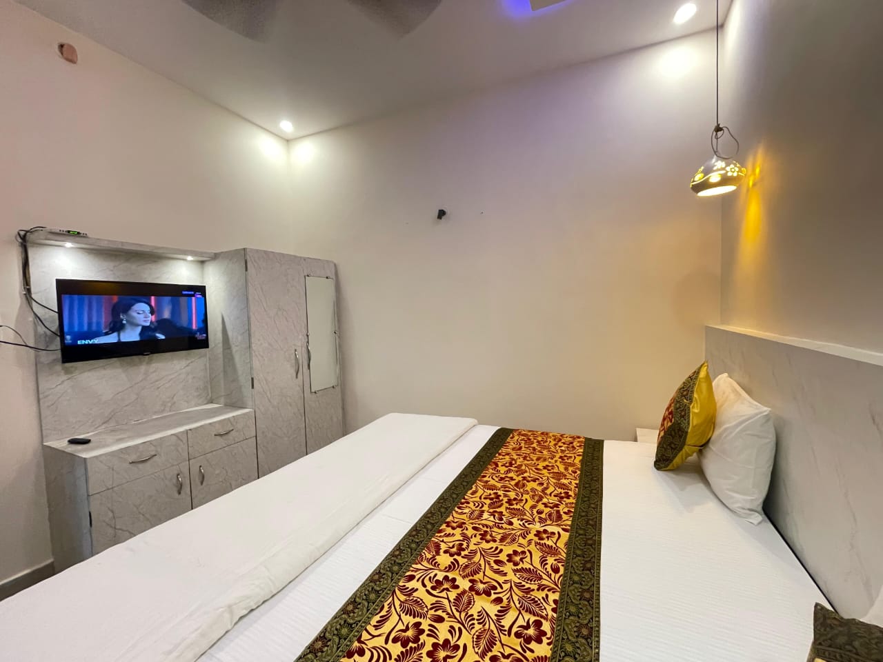 Kashi Ganga Ghat Guest House - Image 8